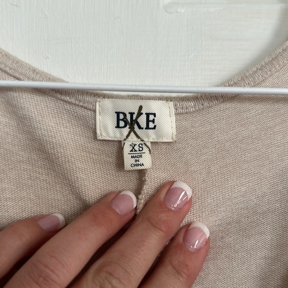 BKE Vneck Long sleeve top size XS - Picture 4 of 4